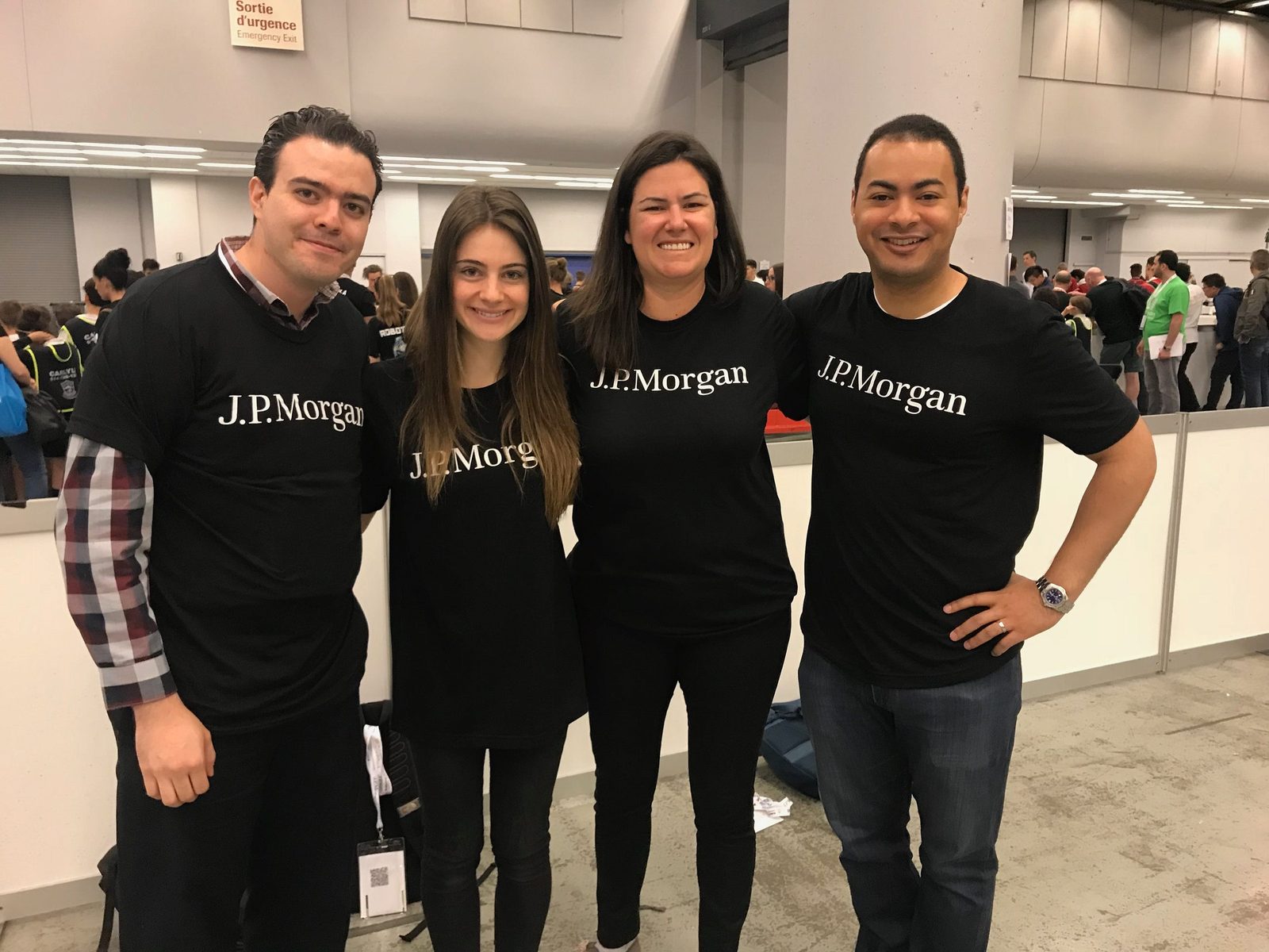 El equipo de marketing de JP Morgan en la cancha de RoboCup 2018 en Montreal, Canadá.