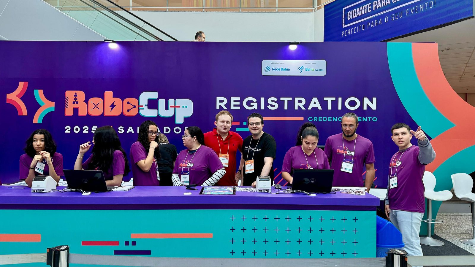 El mostrador de registro de RoboCup con Marek Šuppa en RoboCup 2025 en Salvador, Brasil.
