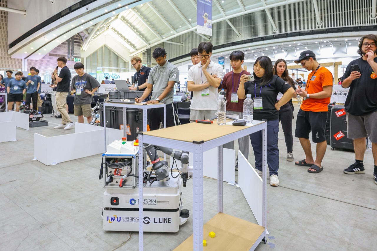 A RoboCupIndustrial mobile manipulator at a factory workstation