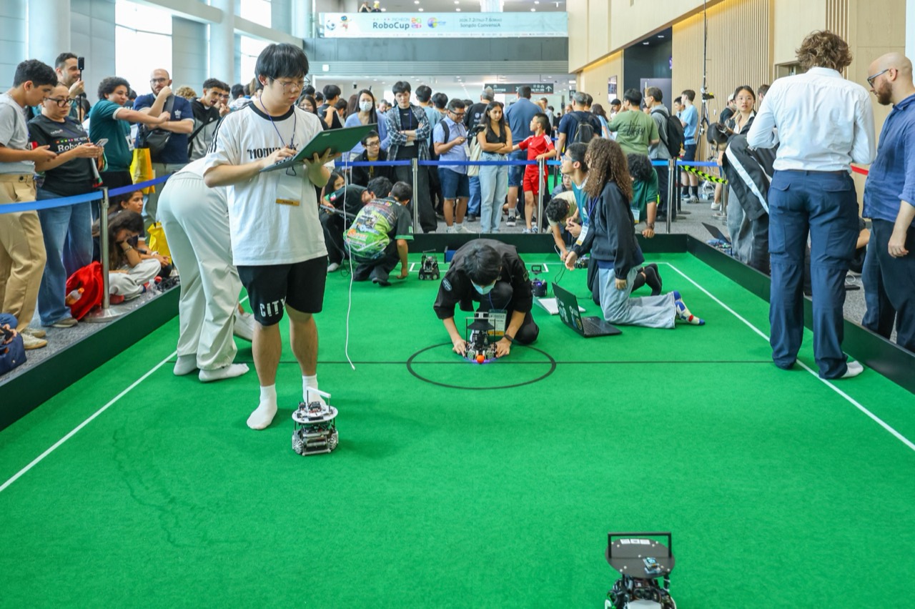RoboCupJunior students working together as a SuperTeam